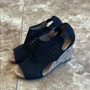 Life Stride Black Wedge Sandals with Peep-Toe Design